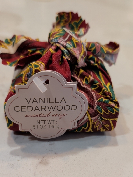 Castelbel Other - Vanilla Cedarwood Scented Soap - Red Floral Wrap
